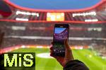 19.10.2024, Fussball 1. Bundesliga 2024/2025, 7. Spieltag,  FC Bayern Mnchen - VfB Stuttgart, in der Allianz-Arena Mnchen, Fan mit seinem Handy, Stadionbersicht, Totale, bersicht, Vogelperspektive, Innenansicht,  


