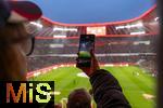 19.10.2024, Fussball 1. Bundesliga 2024/2025, 7. Spieltag,  FC Bayern Mnchen - VfB Stuttgart, in der Allianz-Arena Mnchen, Fan mit seinem Handy, Stadionbersicht, Totale, bersicht, Vogelperspektive, Innenansicht,  


