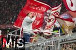 19.10.2024, Fussball 1. Bundesliga 2024/2025, 7. Spieltag,  FC Bayern Mnchen - VfB Stuttgart, in der Allianz-Arena Mnchen, Capo der Sdkurve mit Mikrofon


