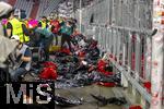 19.10.2024, Fussball 1. Bundesliga 2024/2025, 7. Spieltag,  FC Bayern Mnchen - VfB Stuttgart, in der Allianz-Arena Mnchen, Nach der Choreografie der Bayernfans liegen die Reste als Plastikmll vor der Kurve am Boden im Innenraum.


