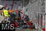 19.10.2024, Fussball 1. Bundesliga 2024/2025, 7. Spieltag,  FC Bayern Mnchen - VfB Stuttgart, in der Allianz-Arena Mnchen, Nach der Choreografie der Bayernfans liegen die Reste als Plastikmll vor der Kurve am Boden im Innenraum.


