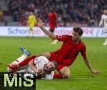 19.10.2024, Fussball 1. Bundesliga 2024/2025, 7. Spieltag,  FC Bayern Mnchen - VfB Stuttgart, in der Allianz-Arena Mnchen, Thomas Mller (FC Bayern Mnchen) gegen Jeff Chabot (Stuttgart) 


