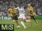 22.10.2024, Fussball UEFA Champions League 2024/2025, 3.Spieltag, Real Madrid - Borussia Dortmund, im Estadio Santiango Bernabeu in Madrid (Spanien), v.l. Marcel Sabitzer (Borussia Dortmund), Kylian Mbappe (Real Madrid) und Julian Ryerson (Borussia Dortmund) im Duell um den Ball.


