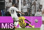 22.10.2024, Fussball UEFA Champions League 2024/2025, 3.Spieltag, Real Madrid - Borussia Dortmund, im Estadio Santiango Bernabeu in Madrid (Spanien), Jamie Bynoe-Gittens (Dortmund) trifft zum 0:2. Lucas Vazquez (Real Madrid) 


