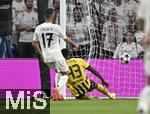 22.10.2024, Fussball UEFA Champions League 2024/2025, 3.Spieltag, Real Madrid - Borussia Dortmund, im Estadio Santiango Bernabeu in Madrid (Spanien), Jamie Bynoe-Gittens (Dortmund) trifft zum 0:2. Lucas Vazquez (Real Madrid) 


