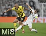 22.10.2024, Fussball UEFA Champions League 2024/2025, 3.Spieltag, Real Madrid - Borussia Dortmund, im Estadio Santiango Bernabeu in Madrid (Spanien), v.l. Donyell Malen (Borussia Dortmund) gegen Luka Modric (Real Madrid) , wobei sich Luka Modric (Real Madrid) schwer tut gegen Donyell Malen (Borussia Dortmund) 


