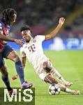 23.10.2024, Fussball UEFA Champions League 2024/2025, 3.Spieltag, FC Barcelona - FC Bayern Mnchen, im Estadi Olimpic Lluis Companys (Barcelona).
Kingsley Coman (FC Bayern Mnchen) kommt zu Fall.

