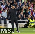 23.10.2024, Fussball UEFA Champions League 2024/2025, 3.Spieltag, FC Barcelona - FC Bayern Mnchen, im Estadi Olimpic Lluis Companys (Barcelona). Trainer Vincent Kompany (FC Bayern Mnchen) gibt Anweisungen


