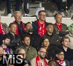 23.10.2024, Fussball UEFA Champions League 2024/2025, 3.Spieltag, FC Barcelona - FC Bayern Mnchen, im Estadi Olimpic Lluis Companys (Barcelona). Ex-Bayern Sportdirektor Hasan Salihamidzic (mitte) mit Marco Neppe (re)


