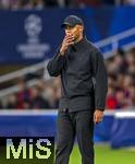 23.10.2024, Fussball UEFA Champions League 2024/2025, 3.Spieltag, FC Barcelona - FC Bayern Mnchen, im Estadi Olimpic Lluis Companys (Barcelona). Trainer Vincent Kompany (FC Bayern Mnchen) nachdenklich 


