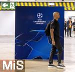 23.10.2024, Fussball UEFA Champions League 2024/2025, 3.Spieltag, FC Barcelona - FC Bayern Mnchen, im Estadi Olimpic Lluis Companys (Barcelona). Trainer Vincent Kompany (FC Bayern Mnchen) kommt ins Stadion. Oben ein Schild NOTAUSGANG


