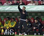 26.10.2024, Fussball 1. Bundesliga 2024/2025, 8.Spieltag, FC Augsburg - Borussia Dortmund, in der WWK-Arena Augsburg, Trainer Nuri Sahin (Borussia Dortmund) gestikuliert

