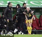 26.10.2024, Fussball 1. Bundesliga 2024/2025, 8.Spieltag, FC Augsburg - Borussia Dortmund, in der WWK-Arena Augsburg, Julian Ryerson (Borussia Dortmund) ist angeschlagen
 

