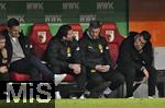 26.10.2024, Fussball 1. Bundesliga 2024/2025, 8.Spieltag, FC Augsburg - Borussia Dortmund, in der WWK-Arena Augsburg, Trainer Nuri Sahin (re, Borussia Dortmund) schlgt die Hnde vors Gesicht, Sportdirektor Sebastian Kehl (li, Borussia Dortmund) 
 

