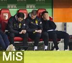 26.10.2024, Fussball 1. Bundesliga 2024/2025, 8.Spieltag, FC Augsburg - Borussia Dortmund, in der WWK-Arena Augsburg, re: Trainer Nuri Sahin (Borussia Dortmund) ist bedient angesichts der erneuten Niederlage.  2.v.re: Lukasz Piszczek (Co-Trainer) 

 
