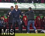 26.10.2024, Fussball 1. Bundesliga 2024/2025, 8.Spieltag, FC Augsburg - Borussia Dortmund, in der WWK-Arena Augsburg, Schlussjubel bei Trainer Jess Thorup (mitte, FC Augsburg) und Sportdirektor Marenko Jurendic (re, FC Augsburg) 
 
