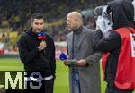 26.10.2024, Fussball 1. Bundesliga 2024/2025, 8.Spieltag, FC Augsburg - Borussia Dortmund, in der WWK-Arena Augsburg, li: Trainer Nuri Sahin (Borussia Dortmund) am SKY-Mikrofon
 
