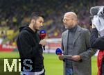 26.10.2024, Fussball 1. Bundesliga 2024/2025, 8.Spieltag, FC Augsburg - Borussia Dortmund, in der WWK-Arena Augsburg, li: Trainer Nuri Sahin (Borussia Dortmund) am SKY-Mikrofon
 
