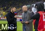 26.10.2024, Fussball 1. Bundesliga 2024/2025, 8.Spieltag, FC Augsburg - Borussia Dortmund, in der WWK-Arena Augsburg, li: Trainer Nuri Sahin (Borussia Dortmund) am SKY-Mikrofon
 
