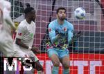 26.10.2024, Fussball 1. Bundesliga 2024/2025, 8.Spieltag, FC Augsburg - Borussia Dortmund, in der WWK-Arena Augsburg, Torwart Nediljko Labrovic (FC Augsburg) hat den Ball
 
