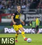 26.10.2024, Fussball 1. Bundesliga 2024/2025, 8.Spieltag, FC Augsburg - Borussia Dortmund, in der WWK-Arena Augsburg, Nico Schlotterbeck (Borussia Dortmund) am Ball 
 
