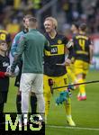 26.10.2024, Fussball 1. Bundesliga 2024/2025, 8.Spieltag, FC Augsburg - Borussia Dortmund, in der WWK-Arena Augsburg,  DAS URMEL, eine Figur aus der Augsburger Puppenkiste als Gastgeschenk in den Hnden von Julian Brandt (Borussia Dortmund) 
