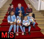 16.10.2024, Fussball Fotoaktion Mdchen an den Ball beim Empfang im Bayerischen Landtag beim Innenministerium, Joachim Herrmann ? Bayerischer Staatsminister des Inneren fr Sport und Integration, Mdchen an den Ball Mdchen: Anna und Lea, Maria, Adna, Leni, Ayse, FC Bayern Spielerinnen: Carla Schwarz und Nike Herrmann (re)

