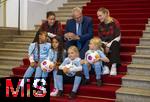 16.10.2024, Fussball Fotoaktion Mdchen an den Ball beim Empfang im Bayerischen Landtag beim Innenministerium, Joachim Herrmann ? Bayerischer Staatsminister des Inneren fr Sport und Integration, Mdchen an den Ball Mdchen: Anna und Lea, Maria, Adna, Leni, Ayse, FC Bayern Spielerinnen: Carla Schwarz und Nike Herrmann (re)

