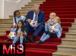 16.10.2024, Fussball Fotoaktion Mdchen an den Ball beim Empfang im Bayerischen Landtag beim Innenministerium, Joachim Herrmann ? Bayerischer Staatsminister des Inneren fr Sport und Integration, Mdchen an den Ball Mdchen: Anna und Lea, Maria, Adna, Leni, Ayse, 

