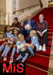 16.10.2024, Fussball Fotoaktion Mdchen an den Ball beim Empfang im Bayerischen Landtag beim Innenministerium, Joachim Herrmann ? Bayerischer Staatsminister des Inneren fr Sport und Integration, Mdchen an den Ball Mdchen: Anna und Lea, Maria, Adna, Leni, Ayse, FC Bayern Spielerinnen: Carla Schwarz und Nike Herrmann (re)

