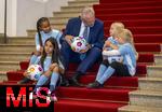 16.10.2024, Fussball Fotoaktion Mdchen an den Ball beim Empfang im Bayerischen Landtag beim Innenministerium, Joachim Herrmann ? Bayerischer Staatsminister des Inneren fr Sport und Integration, Mdchen an den Ball Mdchen: Anna und Lea, Maria, Adna, Leni, Ayse, 

