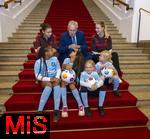 16.10.2024, Fussball Fotoaktion Mdchen an den Ball beim Empfang im Bayerischen Landtag beim Innenministerium, Joachim Herrmann ? Bayerischer Staatsminister des Inneren fr Sport und Integration, Mdchen an den Ball Mdchen: Anna und Lea, Maria, Adna, Leni, Ayse, FC Bayern Spielerinnen: Carla Schwarz und Nike Herrmann (re)

