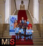 16.10.2024, Fussball Fotoaktion Mdchen an den Ball beim Empfang im Bayerischen Landtag beim Innenministerium, Joachim Herrmann (oben li) ? Bayerischer Staatsminister des Inneren fr Sport und Integration, Projektleiterin Anna Seliger (BIKU gGMBH), 
Mdchen an den Ball Mdchen: Anna und Lea, Maria, Adna, Leni, Ayse, Nathalie Bischof (re)- Koordinatorin Talentfrderung beim FC Bayern Mnchen
FC Bayern Spielerinnen: Carla Schwarz und Nike Herrmann  

