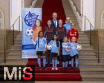 16.10.2024, Fussball Fotoaktion Mdchen an den Ball beim Empfang im Bayerischen Landtag beim Innenministerium, Joachim Herrmann (oben li) ? Bayerischer Staatsminister des Inneren fr Sport und Integration, Projektleiterin Anna Seliger (BIKU gGMBH), 
Mdchen an den Ball Mdchen: Anna und Lea, Maria, Adna, Leni, Ayse, Nathalie Bischof (re)- Koordinatorin Talentfrderung beim FC Bayern Mnchen
FC Bayern Spielerinnen: Carla Schwarz und Nike Herrmann 

