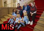 16.10.2024, Fussball Fotoaktion Mdchen an den Ball beim Empfang im Bayerischen Landtag beim Innenministerium, Joachim Herrmann ? Bayerischer Staatsminister des Inneren fr Sport und Integration, Mdchen an den Ball Mdchen: Anna und Lea, Maria, Adna, Leni, Ayse, FC Bayern Spielerinnen: Carla Schwarz und Nike Herrmann (re)

