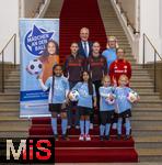 16.10.2024, Fussball Fotoaktion Mdchen an den Ball beim Empfang im Bayerischen Landtag beim Innenministerium, Joachim Herrmann (oben li) ? Bayerischer Staatsminister des Inneren fr Sport und Integration, Projektleiterin Anna Seliger (BIKU gGMBH), 
Mdchen an den Ball Mdchen: Anna und Lea, Maria, Adna, Leni, Ayse, Nathalie Bischof (re)- Koordinatorin Talentfrderung beim FC Bayern Mnchen
FC Bayern Spielerinnen: Carla Schwarz und Nike Herrmann  

