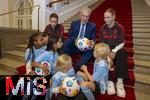 16.10.2024, Fussball Fotoaktion Mdchen an den Ball beim Empfang im Bayerischen Landtag beim Innenministerium, Joachim Herrmann ? Bayerischer Staatsminister des Inneren fr Sport und Integration, Mdchen an den Ball Mdchen: Anna und Lea, Maria, Adna, Leni, Ayse, FC Bayern Spielerinnen: Carla Schwarz und Nike Herrmann (re)

