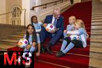 16.10.2024, Fussball Fotoaktion Mdchen an den Ball beim Empfang im Bayerischen Landtag beim Innenministerium, Joachim Herrmann ? Bayerischer Staatsminister des Inneren fr Sport und Integration, Mdchen an den Ball Mdchen: Anna und Lea, Maria, Adna, Leni, Ayse, 

