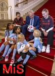 16.10.2024, Fussball Fotoaktion Mdchen an den Ball beim Empfang im Bayerischen Landtag beim Innenministerium, Joachim Herrmann ? Bayerischer Staatsminister des Inneren fr Sport und Integration, Mdchen an den Ball Mdchen: Anna und Lea, Maria, Adna, Leni, Ayse, FC Bayern Spielerinnen: Carla Schwarz und Nike Herrmann (re)

