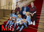 16.10.2024, Fussball Fotoaktion Mdchen an den Ball beim Empfang im Bayerischen Landtag beim Innenministerium, Joachim Herrmann ? Bayerischer Staatsminister des Inneren fr Sport und Integration, Mdchen an den Ball Mdchen: Anna und Lea, Maria, Adna, Leni, Ayse, FC Bayern Spielerinnen: Carla Schwarz und Nike Herrmann (re)

