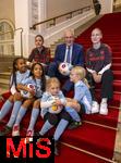 16.10.2024, Fussball Fotoaktion Mdchen an den Ball beim Empfang im Bayerischen Landtag beim Innenministerium, Joachim Herrmann ? Bayerischer Staatsminister des Inneren fr Sport und Integration, Mdchen an den Ball Mdchen: Anna und Lea, Maria, Adna, Leni, Ayse, FC Bayern Spielerinnen: Carla Schwarz und Nike Herrmann (re)

