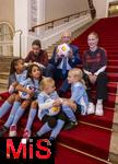 16.10.2024, Fussball Fotoaktion Mdchen an den Ball beim Empfang im Bayerischen Landtag beim Innenministerium, Joachim Herrmann ? Bayerischer Staatsminister des Inneren fr Sport und Integration, Mdchen an den Ball Mdchen: Anna und Lea, Maria, Adna, Leni, Ayse, FC Bayern Spielerinnen: Carla Schwarz und Nike Herrmann (re)

