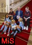 16.10.2024, Fussball Fotoaktion Mdchen an den Ball beim Empfang im Bayerischen Landtag beim Innenministerium, Joachim Herrmann ? Bayerischer Staatsminister des Inneren fr Sport und Integration, Mdchen an den Ball Mdchen: Anna und Lea, Maria, Adna, Leni, Ayse, FC Bayern Spielerinnen: Carla Schwarz und Nike Herrmann (re)

