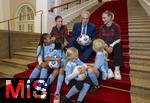 16.10.2024, Fussball Fotoaktion Mdchen an den Ball beim Empfang im Bayerischen Landtag beim Innenministerium, Joachim Herrmann ? Bayerischer Staatsminister des Inneren fr Sport und Integration, Mdchen an den Ball Mdchen: Anna und Lea, Maria, Adna, Leni, Ayse, FC Bayern Spielerinnen: Carla Schwarz und Nike Herrmann (re)

