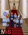 16.10.2024, Fussball Fotoaktion Mdchen an den Ball beim Empfang im Bayerischen Landtag beim Innenministerium, Joachim Herrmann ? Bayerischer Staatsminister des Inneren fr Sport und Integration, Projektleiterin Anna Seliger (BIKU gGMBH) , Dr. Alexander Dietrich - Abgeordneter des bayerischen Landtags, Mdchen von Mdchen an den Ball.

