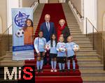 16.10.2024, Fussball Fotoaktion Mdchen an den Ball beim Empfang im Bayerischen Landtag beim Innenministerium, Joachim Herrmann ? Bayerischer Staatsminister des Inneren fr Sport und Integration,  Petra Guttenberger, Abgeordnete des bayerischen Landtags.  Mdchen an den Ball Mdchen: Anna und Lea, Maria, Adna, Leni, Ayse,  

