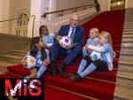 16.10.2024, Fussball Fotoaktion Mdchen an den Ball beim Empfang im Bayerischen Landtag beim Innenministerium, Joachim Herrmann ? Bayerischer Staatsminister des Inneren fr Sport und Integration, Mdchen an den Ball Mdchen: Anna und Lea, Maria, Adna, Leni, Ayse, 

