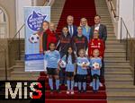 16.10.2024, Fussball Fotoaktion Mdchen an den Ball beim Empfang im Bayerischen Landtag beim Innenministerium, Joachim Herrmann (oben li) ? Bayerischer Staatsminister des Inneren fr Sport und Integration, Projektleiterin Anna Seliger (BIKU gGMBH), Dr. Alexander Dietrich (oben re) - Abgeordneter des bayerischen Landtags, Petra Guttenberger, Abgeordnete des bayerischen Landtags.  Mdchen an den Ball Mdchen: Anna und Lea, Maria, Adna, Leni, Ayse, Nathalie Bischof (re)- Koordinatorin Talentfrderung beim FC Bayern Mnchen
FC Bayern Spielerinnen: Carla Schwarz und Nike Herrmann 

