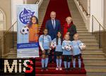 16.10.2024, Fussball Fotoaktion Mdchen an den Ball beim Empfang im Bayerischen Landtag beim Innenministerium, Joachim Herrmann (oben li) ? Bayerischer Staatsminister des Inneren fr Sport und Integration,  Petra Guttenberger, Abgeordnete des bayerischen Landtags. Mdchen an den Ball Mdchen: Anna und Lea, Maria, Adna, Leni, Ayse,
