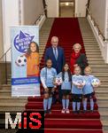 16.10.2024, Fussball Fotoaktion Mdchen an den Ball beim Empfang im Bayerischen Landtag beim Innenministerium, Joachim Herrmann (oben li) ? Bayerischer Staatsminister des Inneren fr Sport und Integration,  Petra Guttenberger, Abgeordnete des bayerischen Landtags. Mdchen an den Ball Mdchen: Anna und Lea, Maria, Adna, Leni, Ayse,
